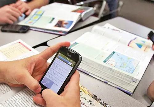 Llama CNDH a limitar dispositivos en aulas