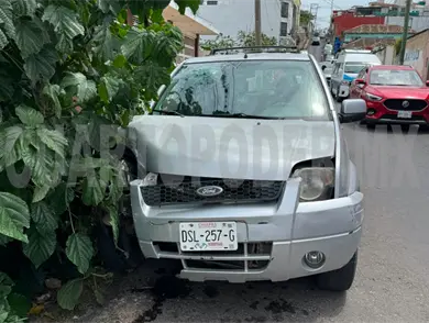 Sale proyectado contra el parabrisas de una SUV