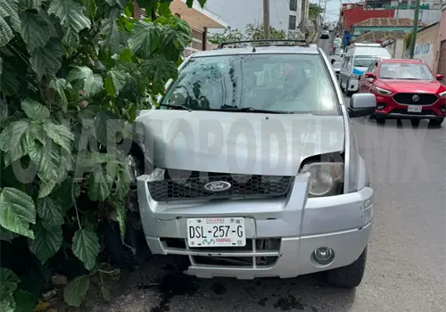 Sale proyectado contra el parabrisas de una SUV