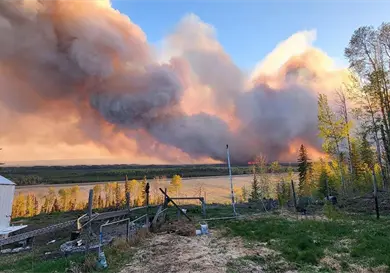 Evacuan a más de 20 mil personas por un nuevo incendio forestal