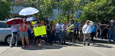 Particulares se apropian de áreas verdes