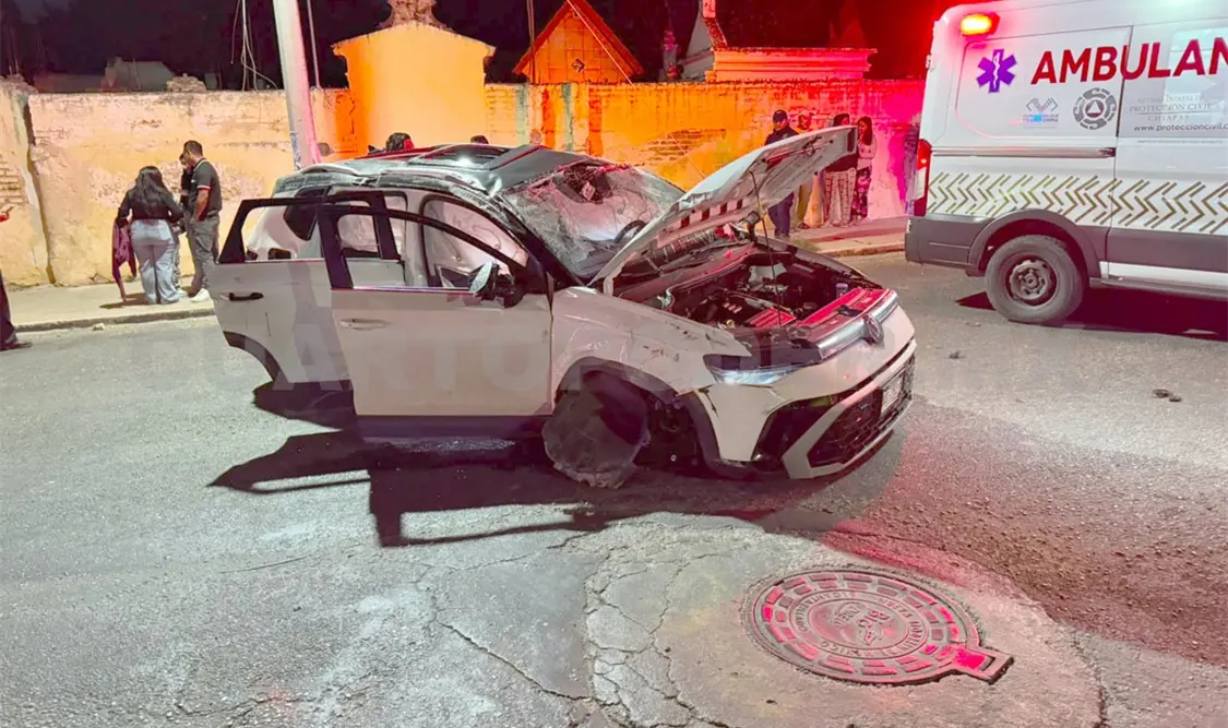 El agente, quien iba en una Volkswagen Taos, volcó frente al panteón municipal. Juan Orel / CP