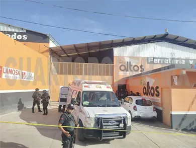 Detienen a dos presuntos asaltantes; aseguran armas