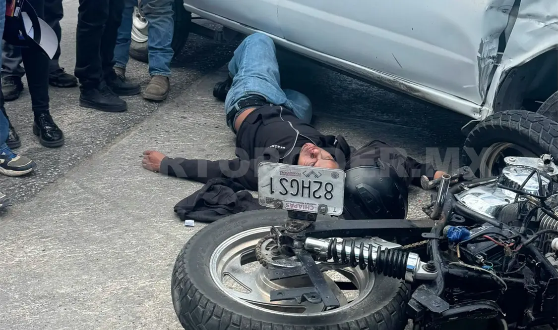 El motociclista quedó lesionado al colisionar en la camioneta que se atravesó. Juan Orel / CP