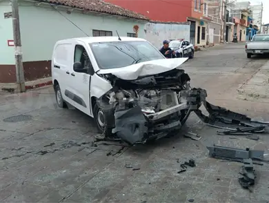 Furgoneta embiste a combi en cruce de avenida y calle Furgoneta embiste a combi en cruce de avenida y calle