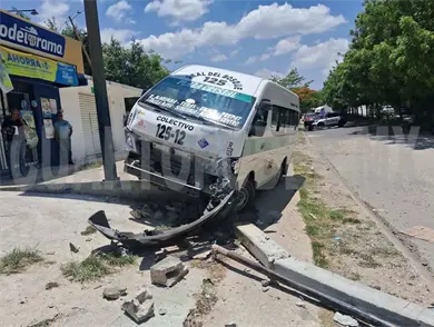 Colectivero sufre convulsión y se estrella en anuncio