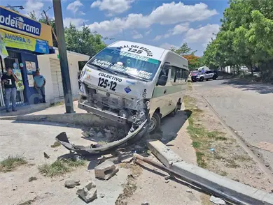 Colectivero sufre convulsión y se estrella en anuncio Colectivero sufre convulsión y se estrella en anuncio