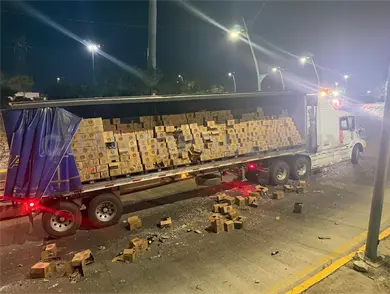 Tira tráiler carga de cerveza sobre el libramiento Norte Tira tráiler carga de cerveza sobre el libramiento Norte