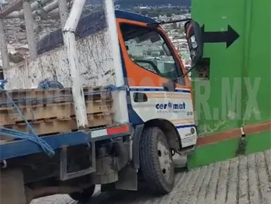 Camión de materiales se estampa en vivienda