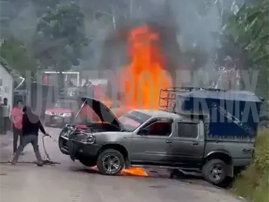 Se incendia camioneta dentro de taller mecánico