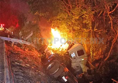 Vuelca un tractocamión y chofer se salva de milagro Vuelca un tractocamión y chofer se salva de milagro