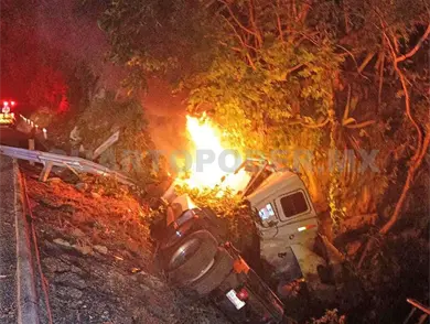 Vuelca un tractocamión y chofer se salva de milagro Vuelca un tractocamión y chofer se salva de milagro