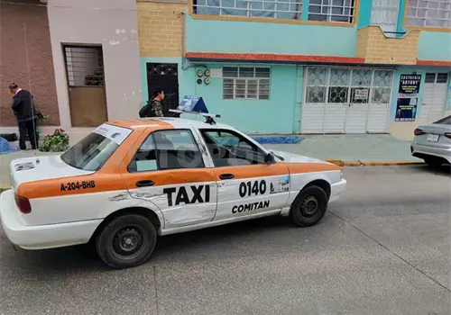 Camioneta embiste a taxi al pasarse el alto