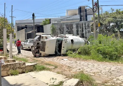 Revolvedora bloquea por horas una calle