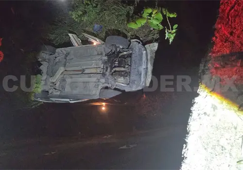 Por presunta invasión de carril se va a un barranco