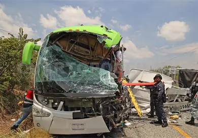 Colisión fatal: un menor muerto y 22 lesionados Colisión fatal: un menor muerto y 22 lesionados