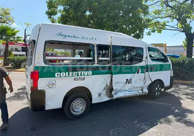 Urvan se estrella contra un colectivo y vuelca Urvan se estrella contra un colectivo y vuelca