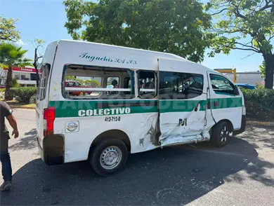 Urvan se estrella contra un colectivo y vuelca Urvan se estrella contra un colectivo y vuelca