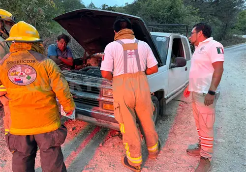 Se incendia camioneta en carretera de terracería