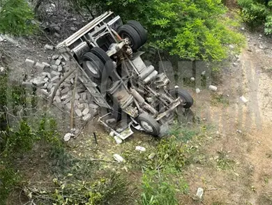 Le fallan los frenos y abandona la carretera