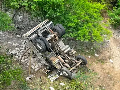 Le fallan los frenos y abandona la carretera Le fallan los frenos y abandona la carretera
