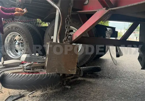 Motociclista se incrusta en un tractocamión