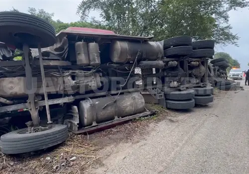 Socavón provoca volcadura de tráiler