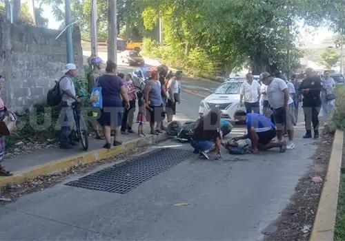 Resulta con graves heridas al sufrir doble percance