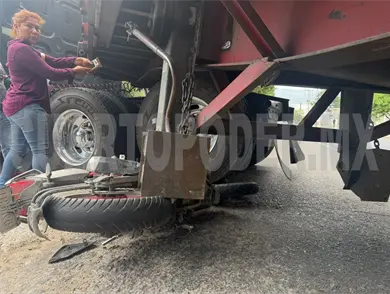 Tractocamión embiste a moto y lesiona a joven