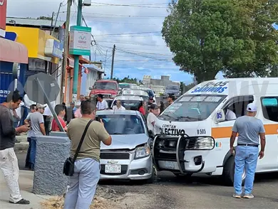 Automovilista se atraviesa y lo embiste un colectivo