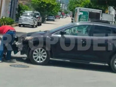 No respeta preferencia y choca con motocicleta