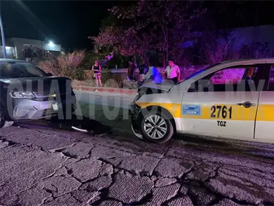 Colisión frontal entre taxi y particular