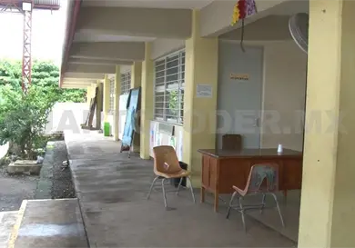 Escuelas carecen de intendentes y mobiliario Escuelas carecen de intendentes y mobiliario