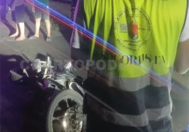 Derrapa en su moto al pasar mal un tope Derrapa en su moto al pasar mal un tope