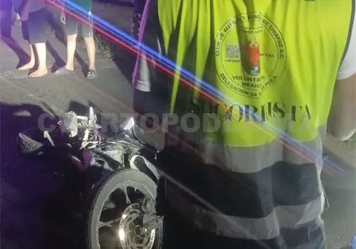 Derrapa en su moto al pasar mal un tope