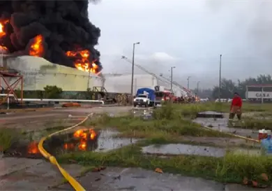 Labores de enfriamiento siguen en terminal marítima