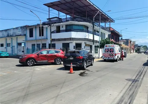 Encontronazo entre dos SUV deja cinco heridos