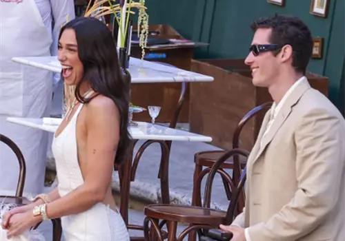 Callum Turner, feliz junto a Dua Lipa
