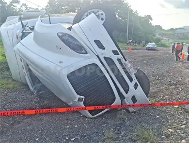 Vuelca tráiler en la Curva del Diablo; evitan rapiña Vuelca tráiler en la Curva del Diablo; evitan rapiña
