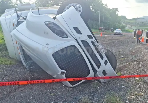 Vuelca tráiler en la Curva del Diablo; evitan rapiña
