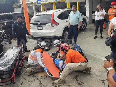 Moto trata de rebasar y atropella a adolescente Moto trata de rebasar y atropella a adolescente