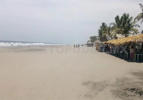 Rescatan a bañistas arrastrados por mar
