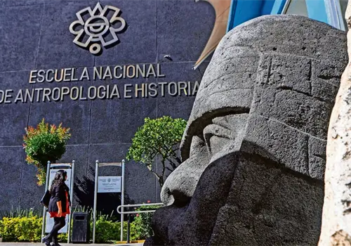 Sancionan e inhabilitan a 17 funcionarios