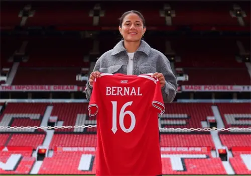 Rebeca Bernal firma con Manchester United