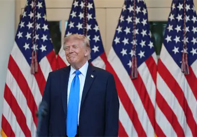 Fuerte creación de empleo da oxígeno a Trump