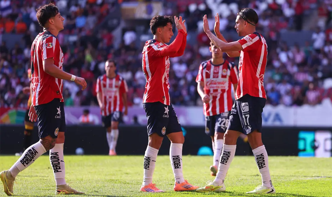Chivas consiguió una contundente victoria sobre Atlético de San Luis para escalar hasta el segundo lugar de la clasificación general. Cortesía.