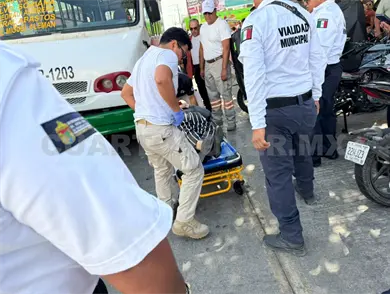 La atropellan y acaba debajo de un microbús