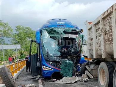 Invade el carril y choca de frente