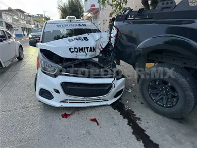 Taxista se estrella contra camioneta estacionada