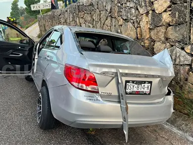 Queda lesionada al estrellarse en muro